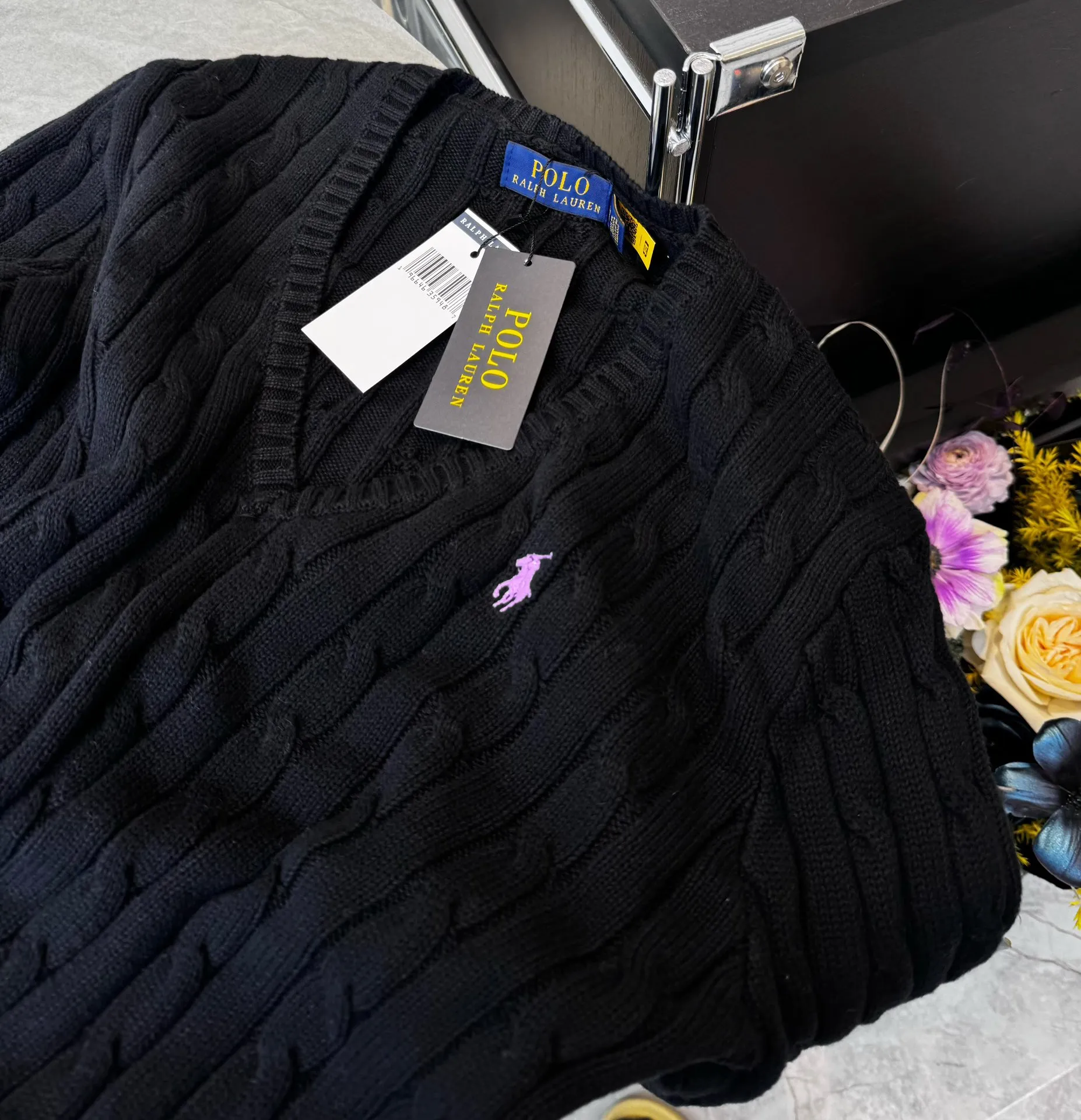 🅿️220 Style number: L04 (black) Ralph Lauren RL classic war horse logo embroidered cable pattern twist button V-neck knitted sweater on the chest, same style for men and women, 9 colors Color: beige, navy, black, chick yellow, sky blue, khaki, red, gray, purple Size: XSSML M Shoulder Width 36 Clothes Length 58 Bust 44 L Shoulder Width 37 Clothes Length 60 Bust 46 Soft and glutinous🧶🫶The style is a very classic cable sweater American retro college style Perfect hand comfort. It is a must-have item for spring, autumn and winter wardrobes. It looks great when worn alone or layered as an inner wear. High-density LOGO embroidery on the chest, and original customization of tag accessories. Made of pure cotton yarn 🧶 blended with wool, pure cotton is skin-friendly and comfortable, small label war horse embroidered twist turtleneck sweater 🐎 high quality. Follow the blogger to learn how to wear it! Let’s get a Ralph Lauren cable sweater. It’s a super hard-to-find series after it became popular. It’s hard to find one on the official website. It’s simple and practical to wear, with a lazy and loose feel. The thickened fabric has a more texture, soft and delicate feel, and a loose fit. Whether worn alone or layered, you can wear different styles of fashion with just one piece. ⚠️Contains wool products🦙 Pay attention to the washing method to avoid shrinkage